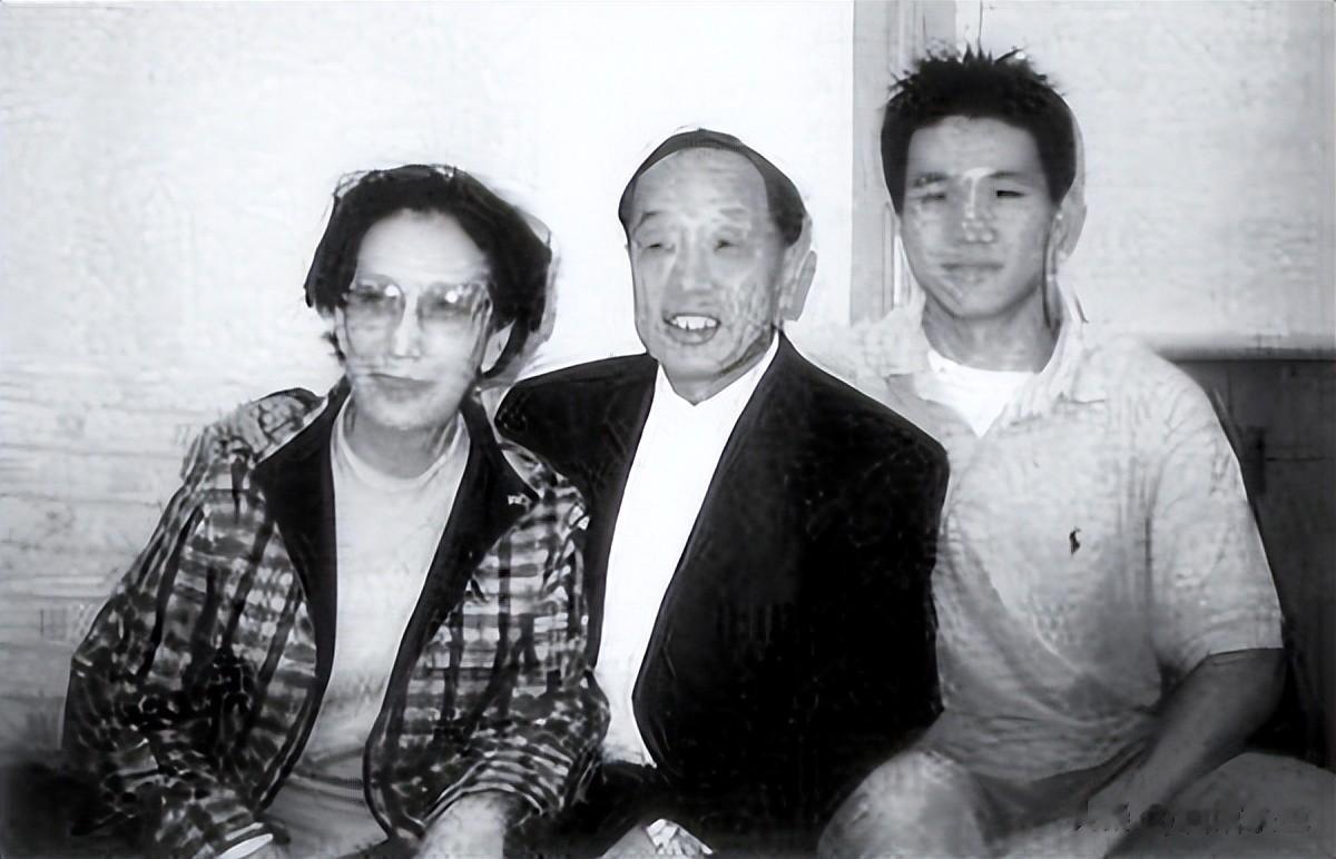 父亲是前外交部部长,岳父是歌唱家阎维文 ,他却独自创业成大老板