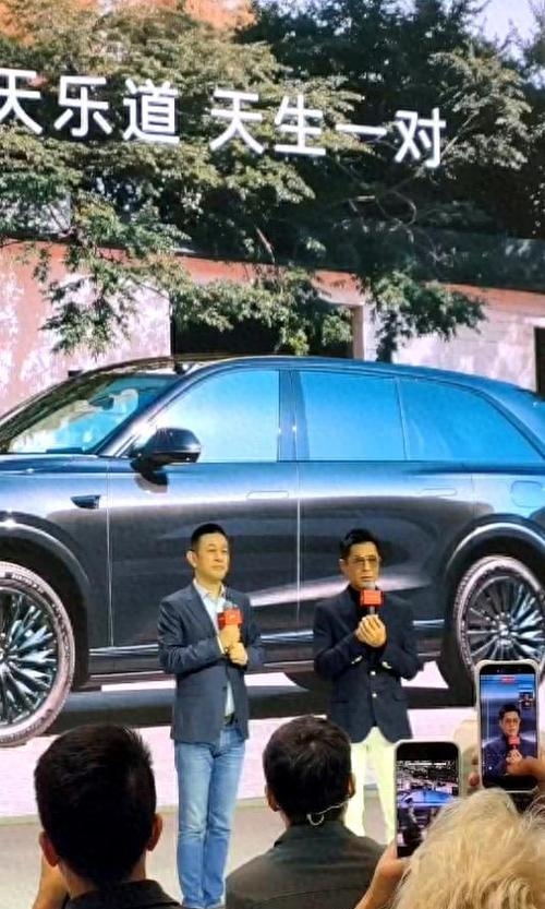 古天乐现身广州车展被偶遇，帅气逼人，果然法拉利老了也是法拉利