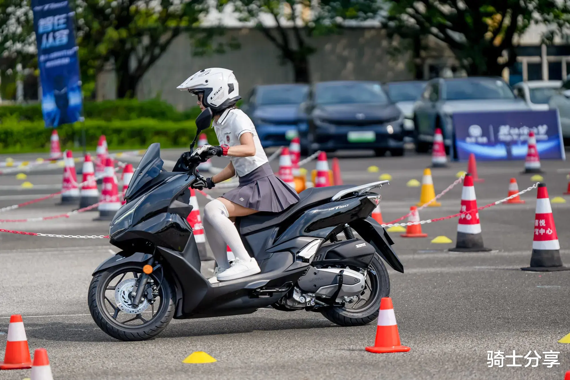 为什么踏板摩托车的踏板不能再大一点？而电动车却可以