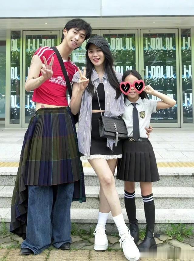 伊能静女儿在巴黎过生日，秦昊一脸宠溺，小米粒9岁了长得像奶奶