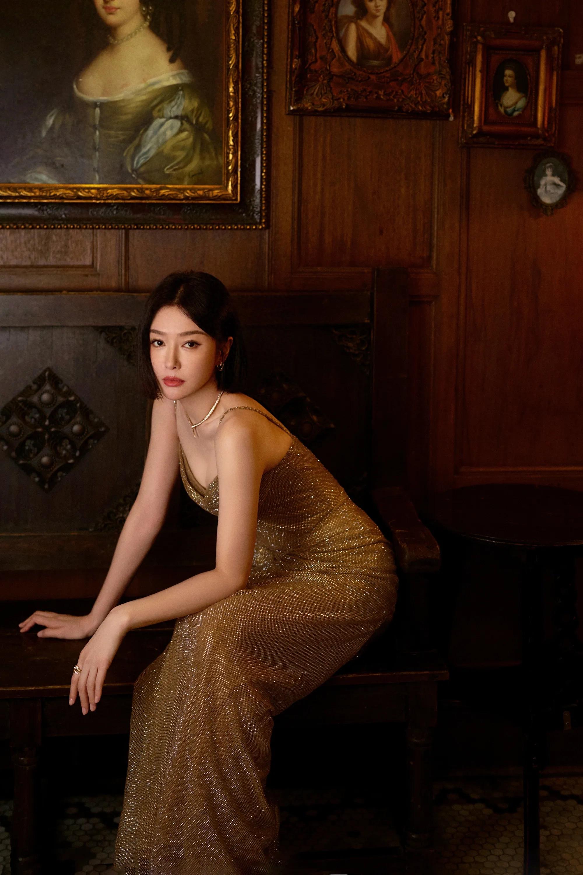秦岚鎏金礼裙,身材保持的真好