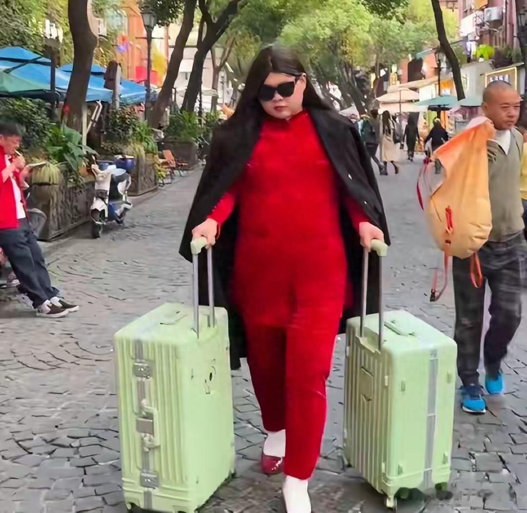 49岁李湘遭网红当众丑化身材,深夜甩瘦照硬核回击,这波太飒了!