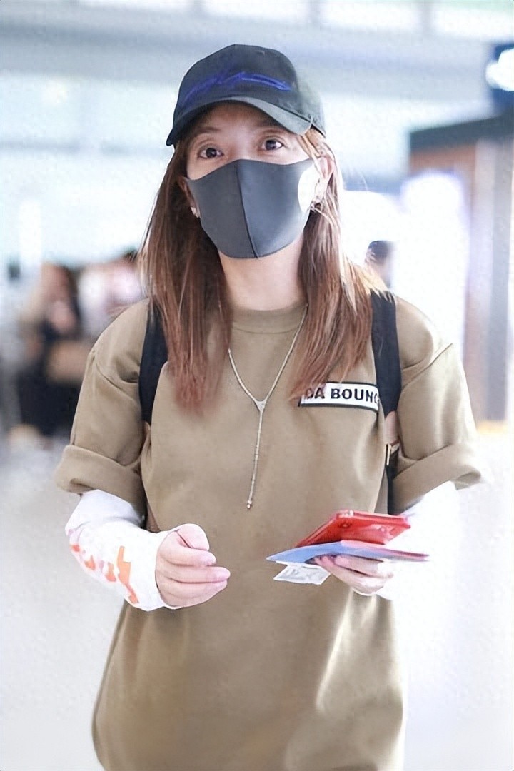 赵薇母女现身北京机场，15岁女儿一头黄毛，穿搭比50岁妈妈还成熟