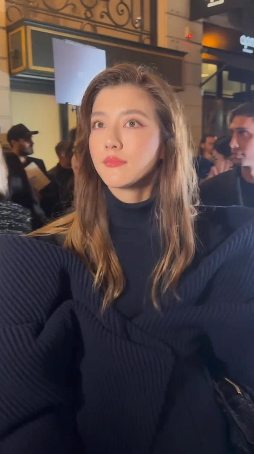 吴千语和戚薇坐一起看秀，两个天蝎女同场较劲，吴千语更年轻贵气