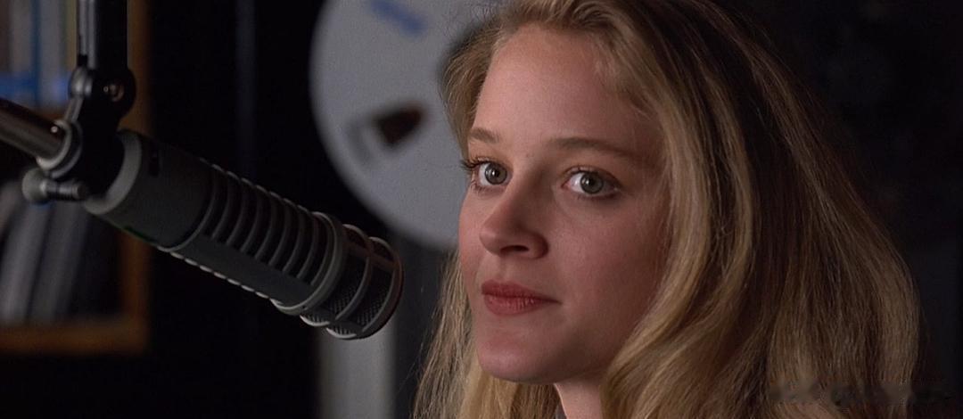 美国知名女明星，身材火爆长相甜美，粪便满屋遭房东起诉