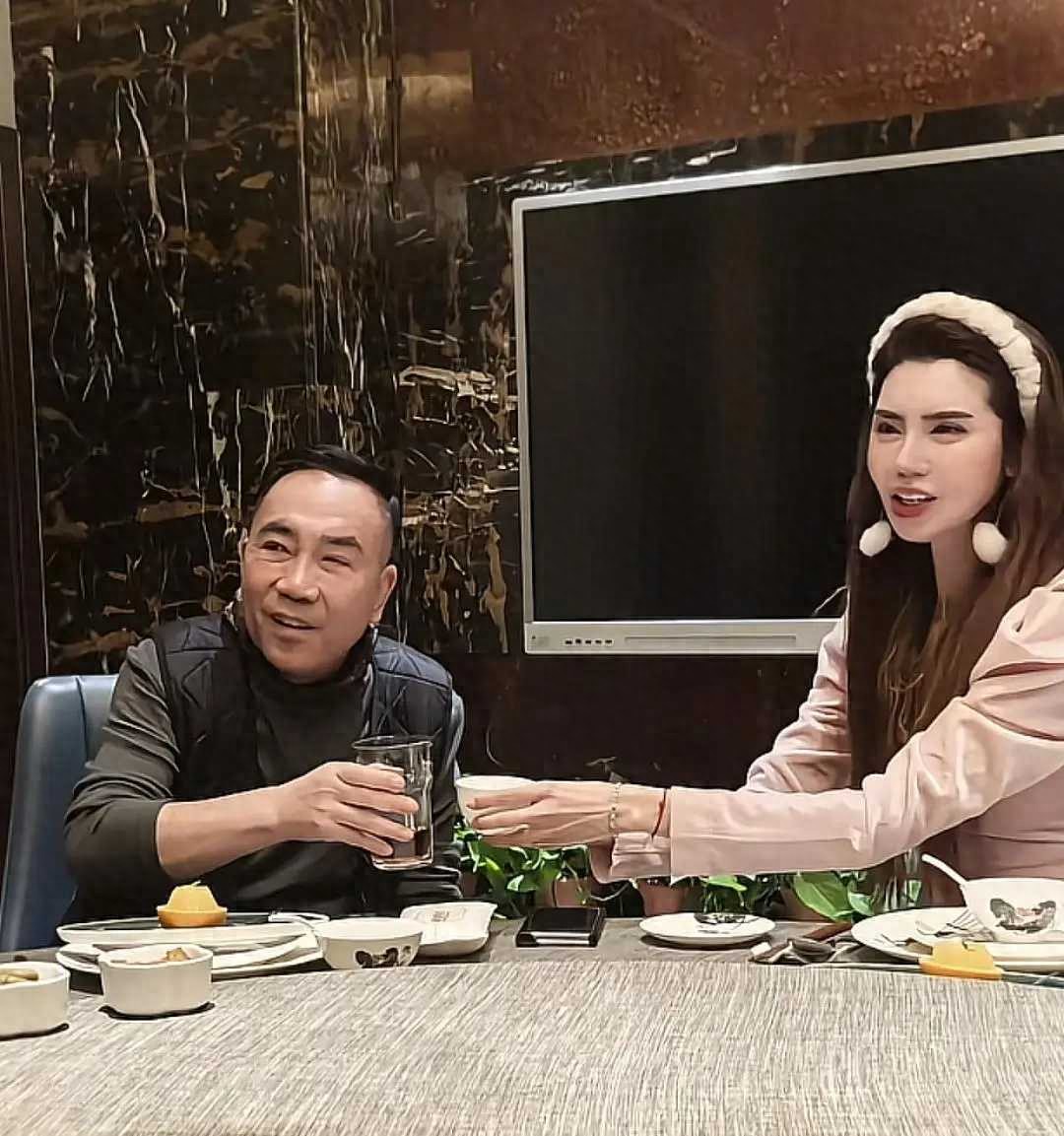 纲丝节热度未消，杨议低调收徒引热议，44岁女徒弟身份藏多重玄机