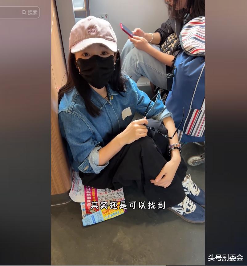 江一燕回大理只抢到站票，占别人位置被撵走，直接坐地上太接地气