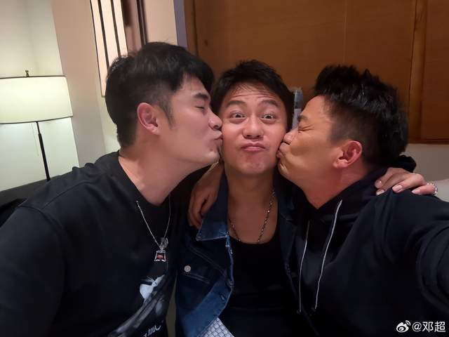 邓超凌晨被“强吻”!与王宝强陈赫亲亲照曝光,初代跑男DNA动了!