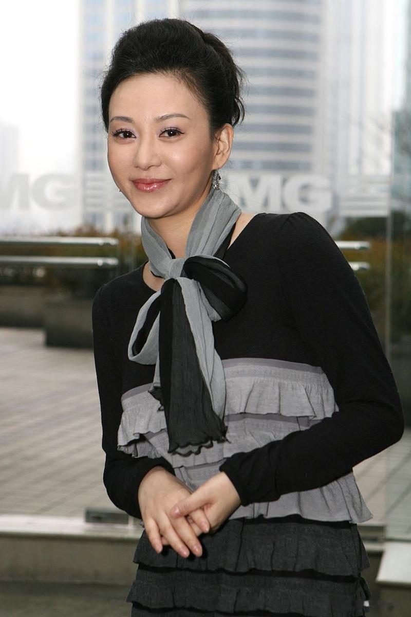 凭演岳灵珊出名，为爱嫁穷小子，婚后车祸面瘫，如今转行当制片人