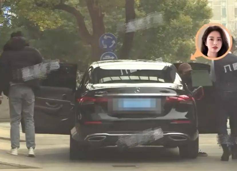 杨采钰被曝在日本低调待孕，黄外套撑起小腹弧度，这状态瞒不住了！