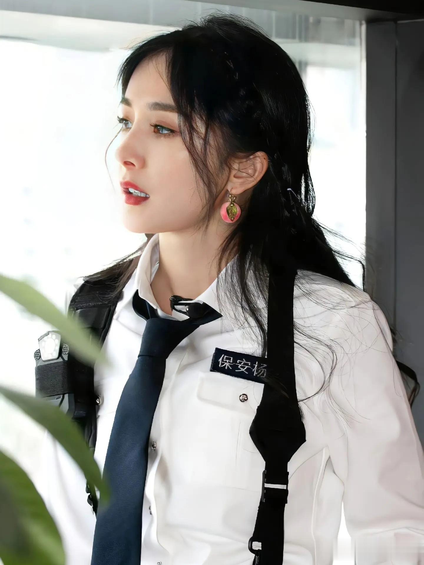 谁懂杨幂的清醒？谁疼她的坚持？谁愿站在她身后？