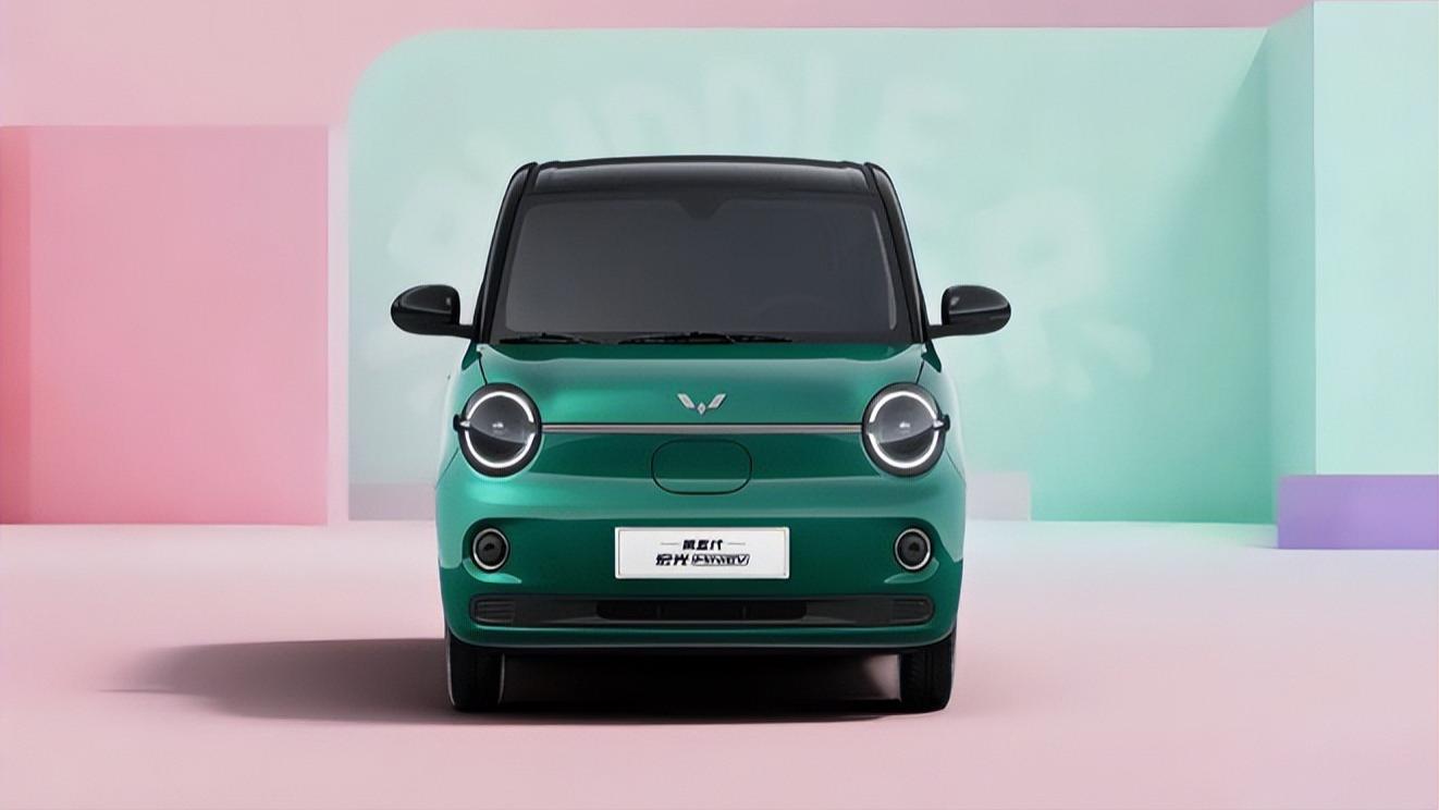 五菱终于想通了！新款MINIEV配四门，2190mm轴距专治后排痛点