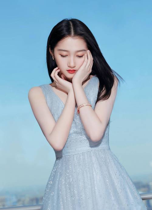 关晓彤 深夜发文“感恩有你在身边” 是婚讯实锤还是资本迷雾