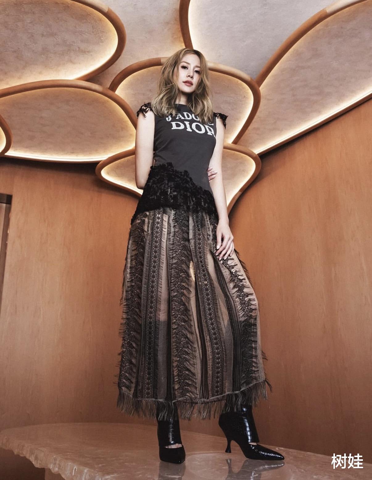 徐子淇近照风采不减，笑容恬淡瘦了不少，42岁已是李家唯一女主人