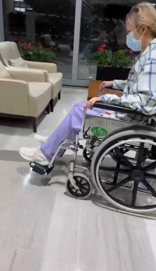 香港著名天后入院引关注，需拄拐杖坐轮椅外出