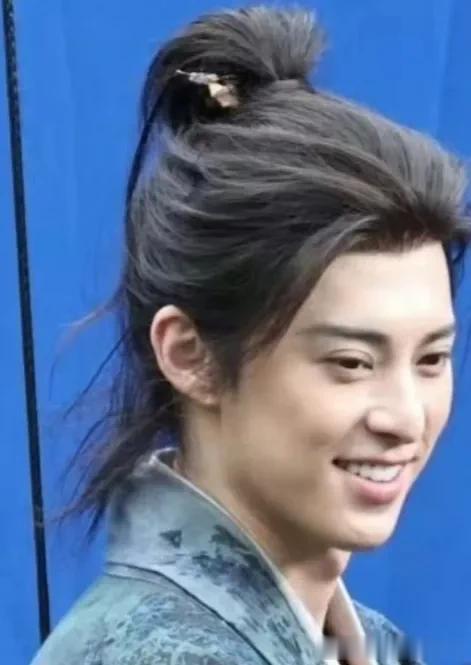 新剧路透刘学义遇上王鹤棣,一个头大脖子粗一个少年十足,没眼看