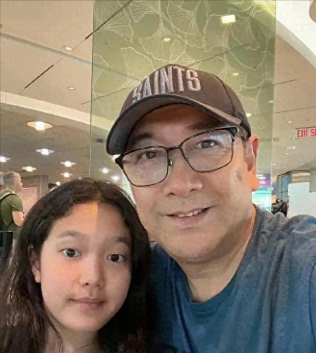 水均益回国了,手拿祖国护照,龙凤胎罕见露面,自信远胜国内少年