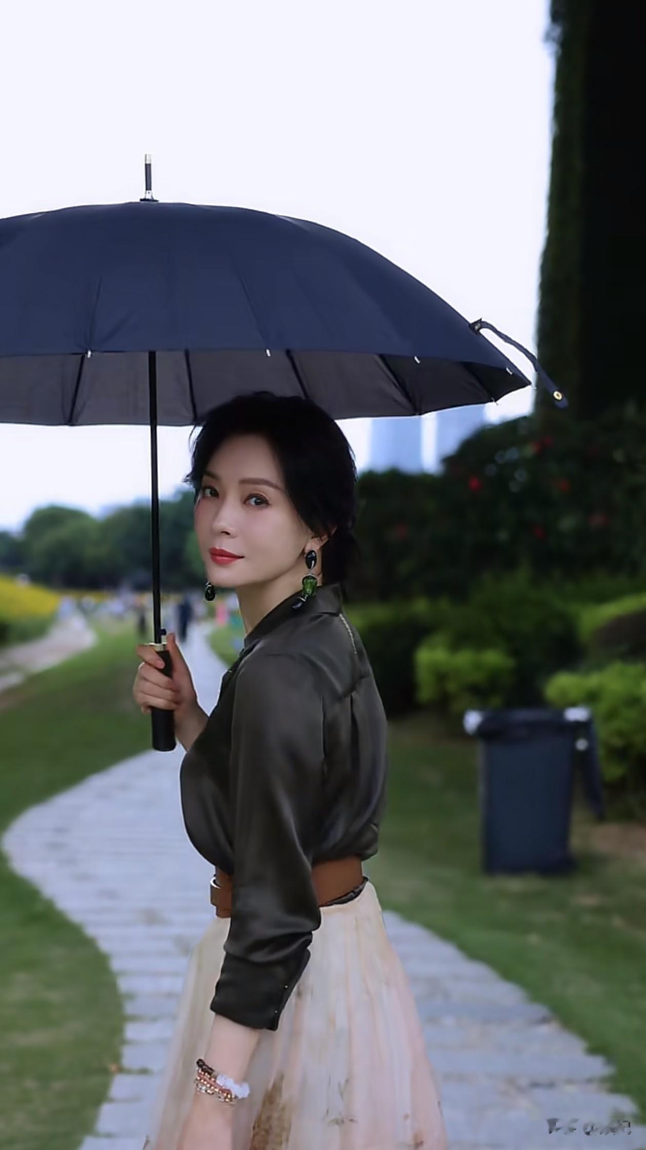 48岁陈数秋季穿搭：衬衫+半身裙，减龄又高级，美得像30岁