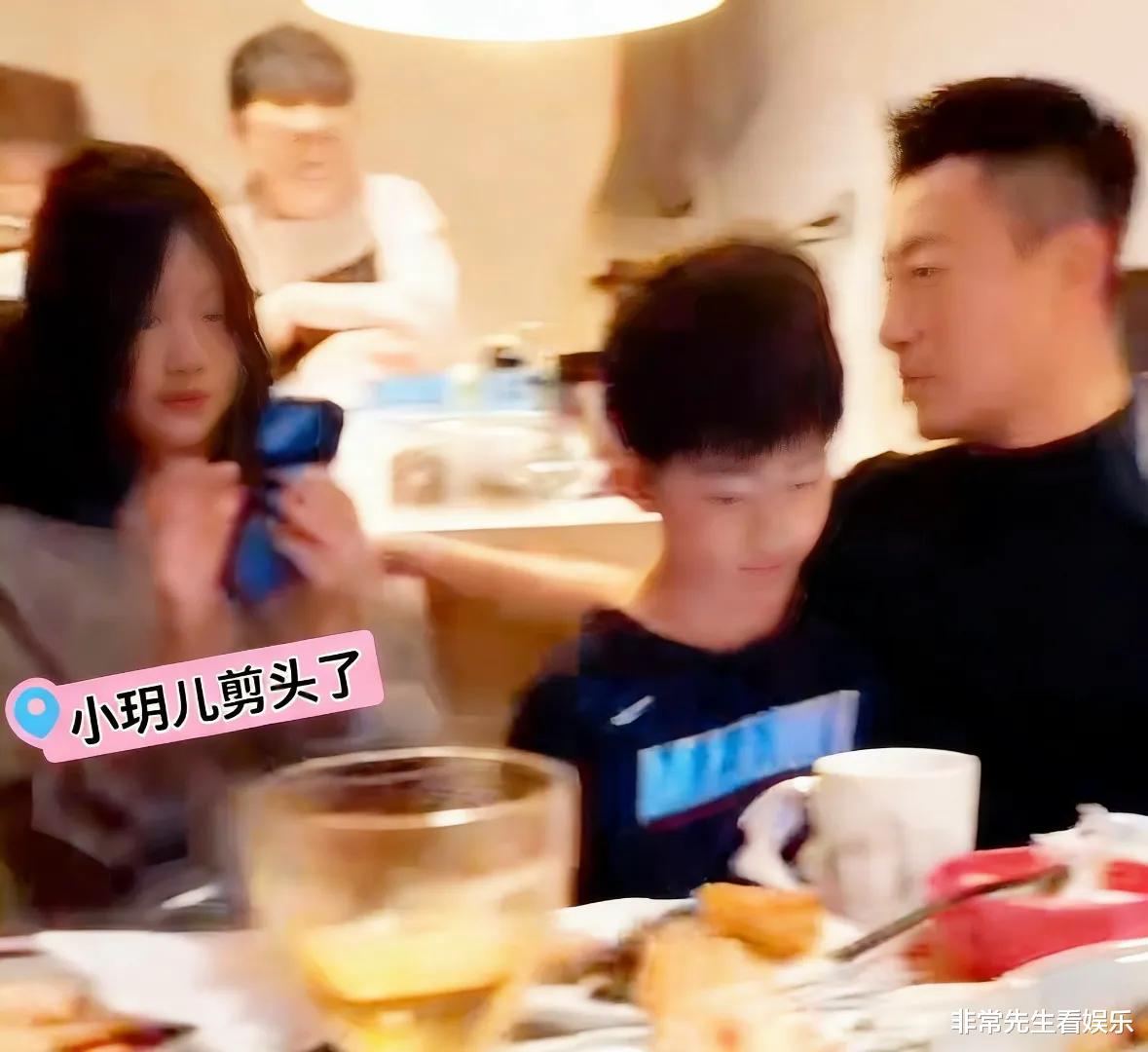 汪小菲一家过圣诞，马筱梅挺孕肚操办，玥儿剪了短发，霖霖更清秀