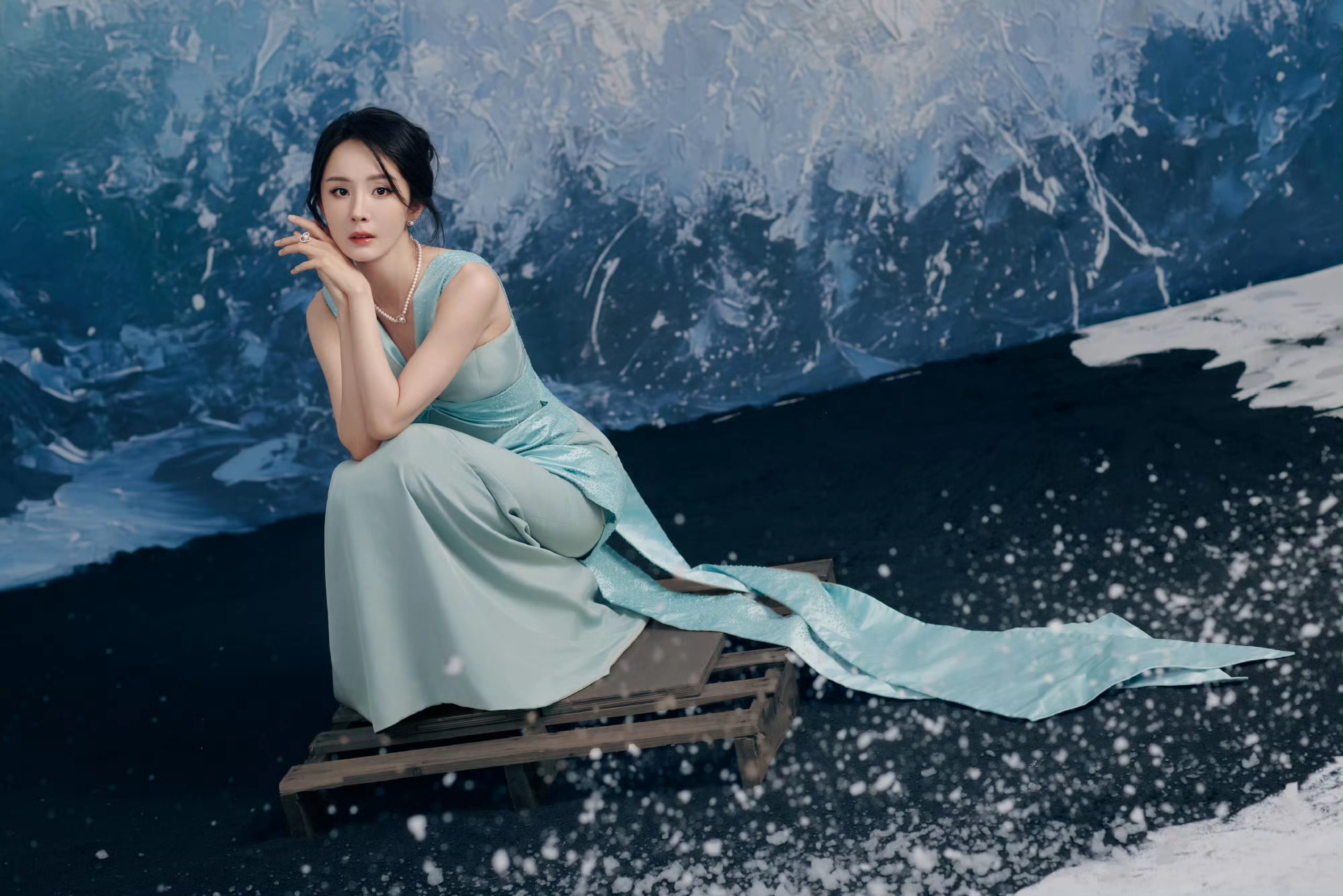 杨幂身穿冰川蓝飘带长裙勾勒曼妙身姿