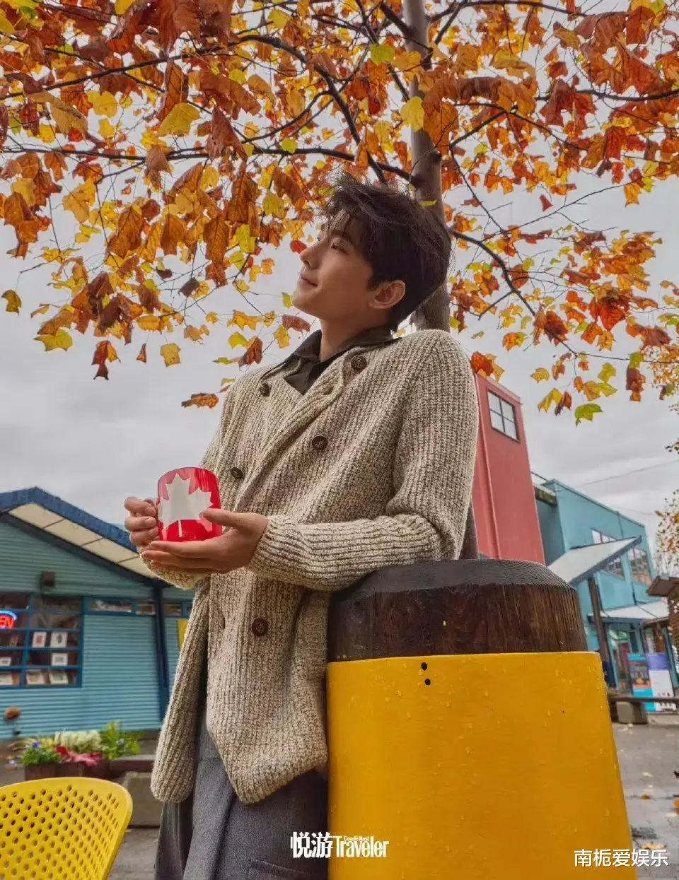 杨洋登《悦游》开年封面，演绎冬日温哥华的诗意漫游