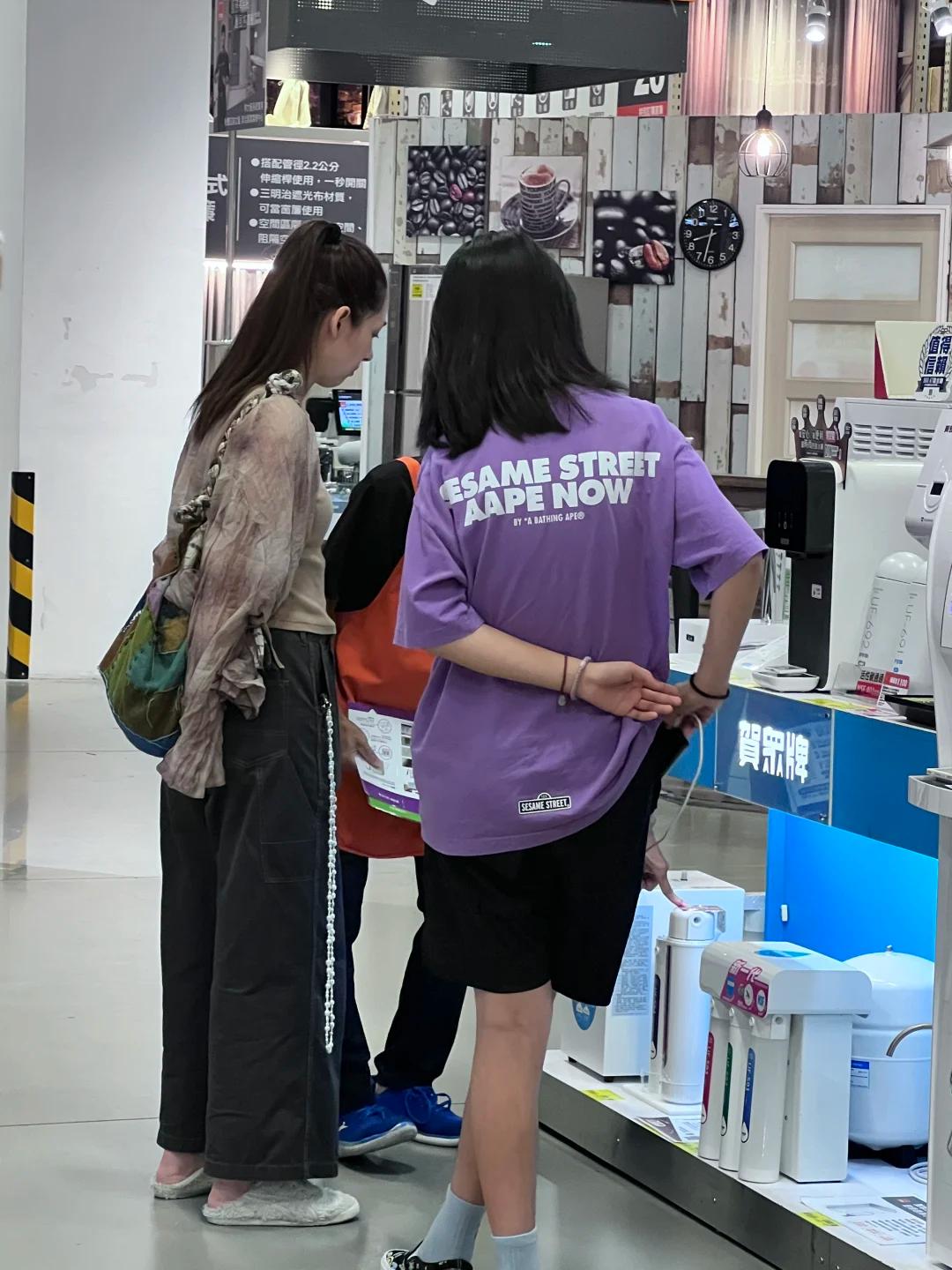 郭碧婷老到认不出,眼窝深凹满脸疲惫,儿子躺地撒泼跟向佐一个样