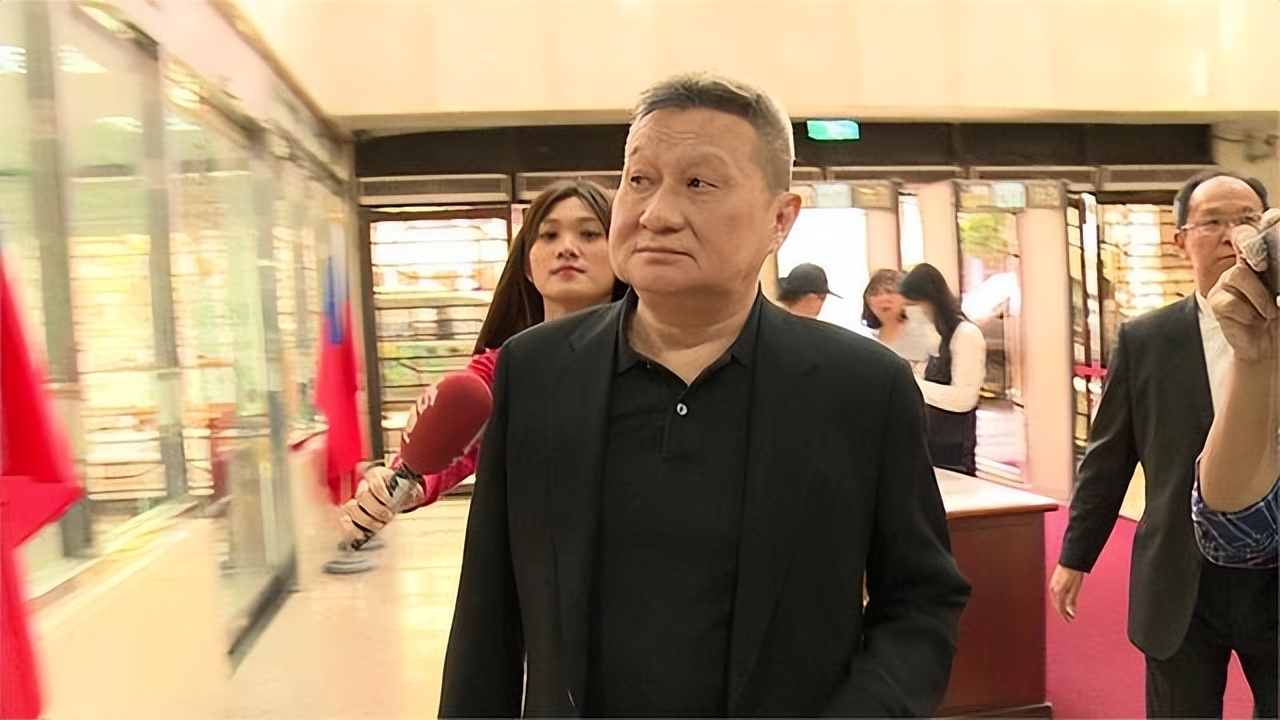 嫁父亲同学,继女比她大3岁,丈夫死后出国潇洒,她的人生太炸裂