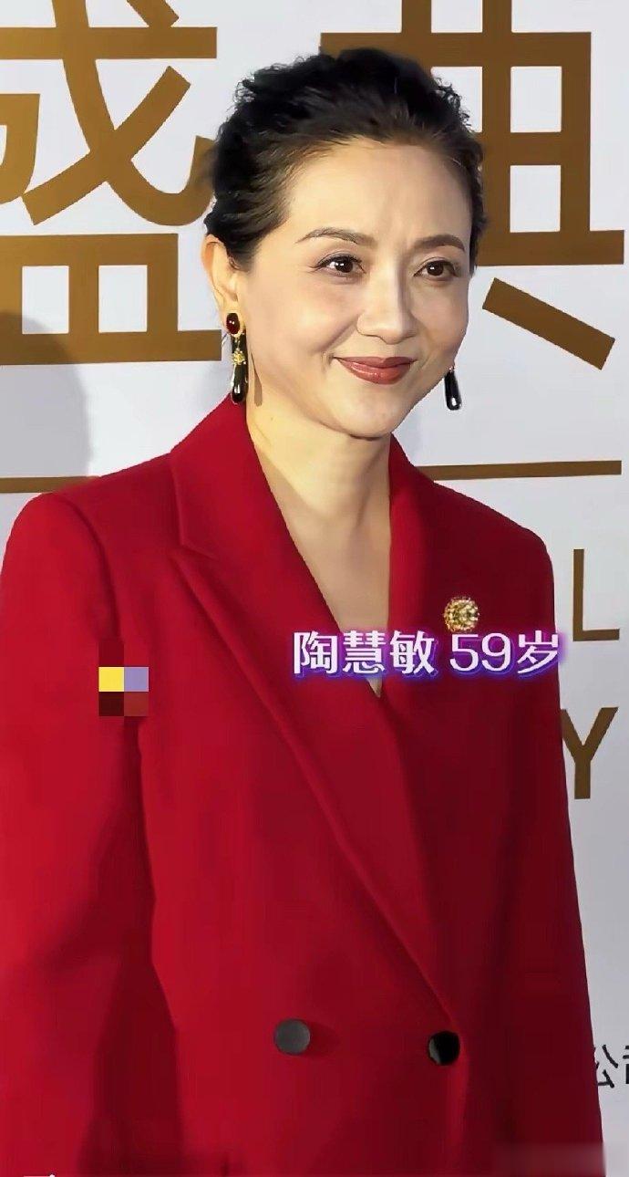 63岁张凯丽穿“不得体”短裤火上热搜，刘晓庆的话，终于有人信了