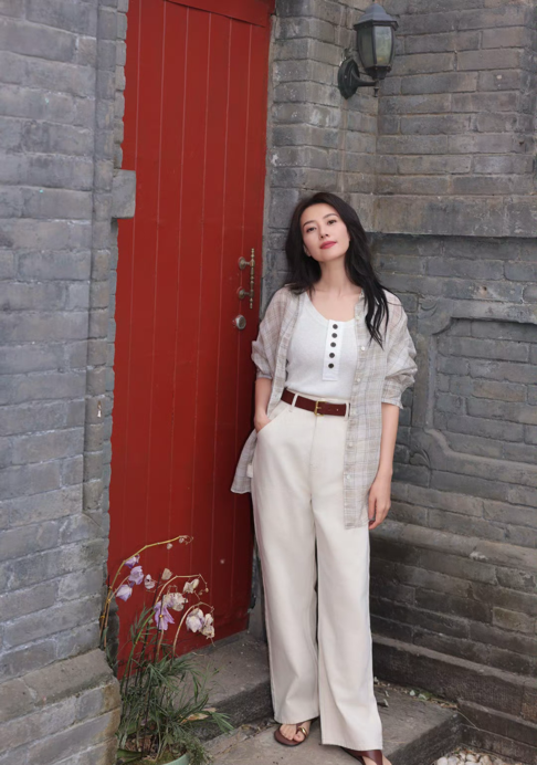 高圆圆又穿小礼服，“蜜蜂臀”让人移不开目光，一般人没这好身材