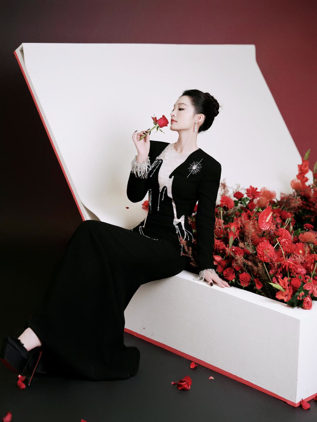 李沁穿红西装裙站街头，明艳得挪不开眼