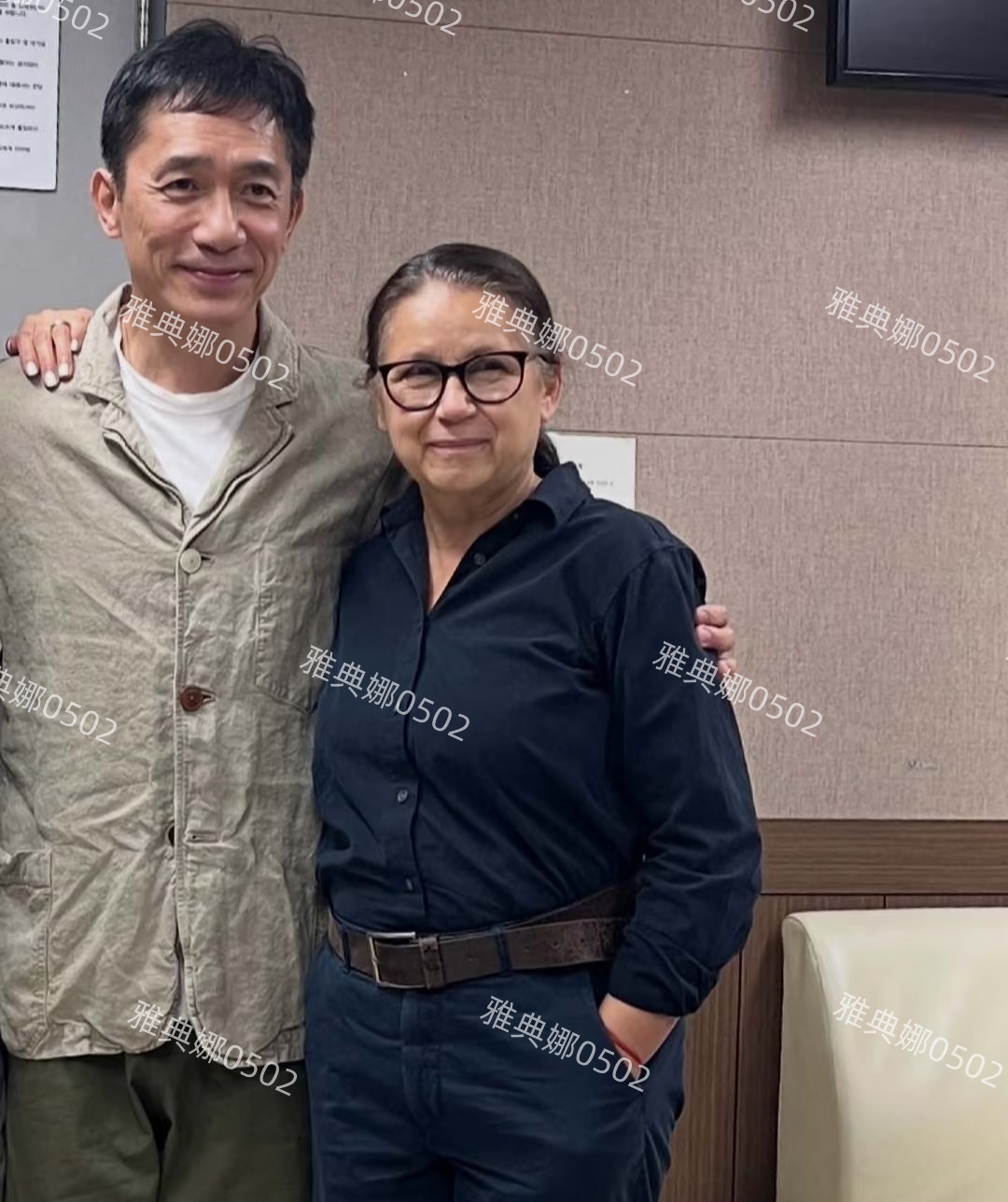 太平山顶偶遇梁朝伟， 他身边居然不是老婆刘嘉玲本人笑容十分迷人