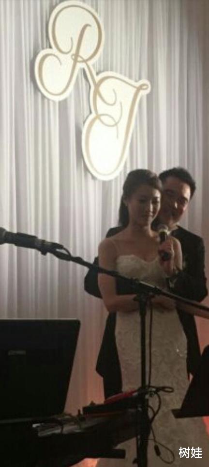 林夏薇大16岁丈夫破产风波后罕露脸，夫妻相依庆锡婚，佘诗曼也在