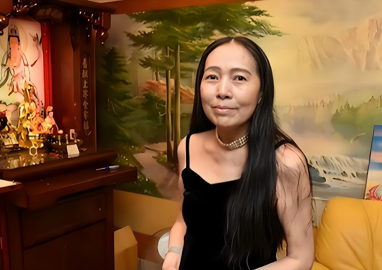 她4次嫁小20多岁鲜肉，经历5婚5离，身价70亿，发誓永不近男色