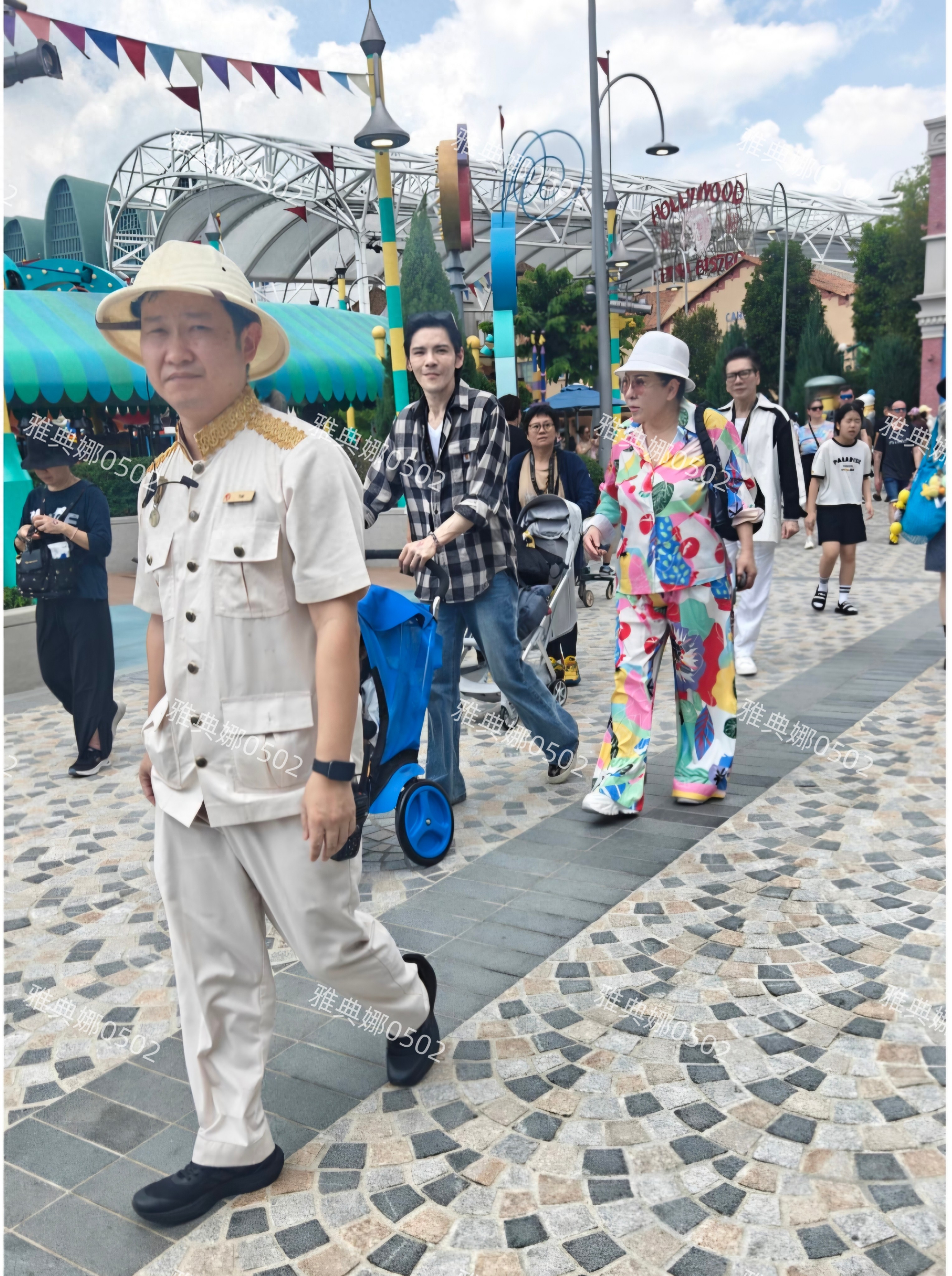 环球影城偶遇向佐一家，郭碧婷又高又白很女神向太打扮鲜艳气场强