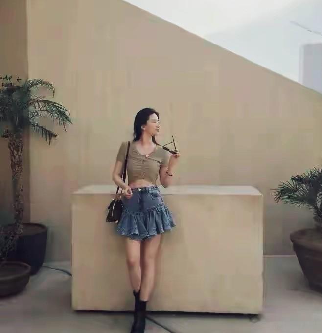 38岁刘亦菲阿联酋素颜刷屏！怼脸拍零瑕疵，这状态内娱真没对手