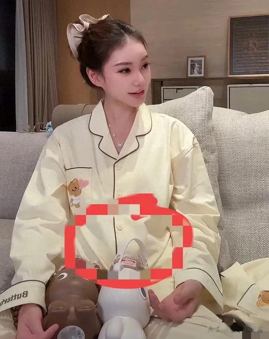 筱梅发视频实锤怀孕！穿牛仔裤藏不住小腹，回应网友：果然没猜错