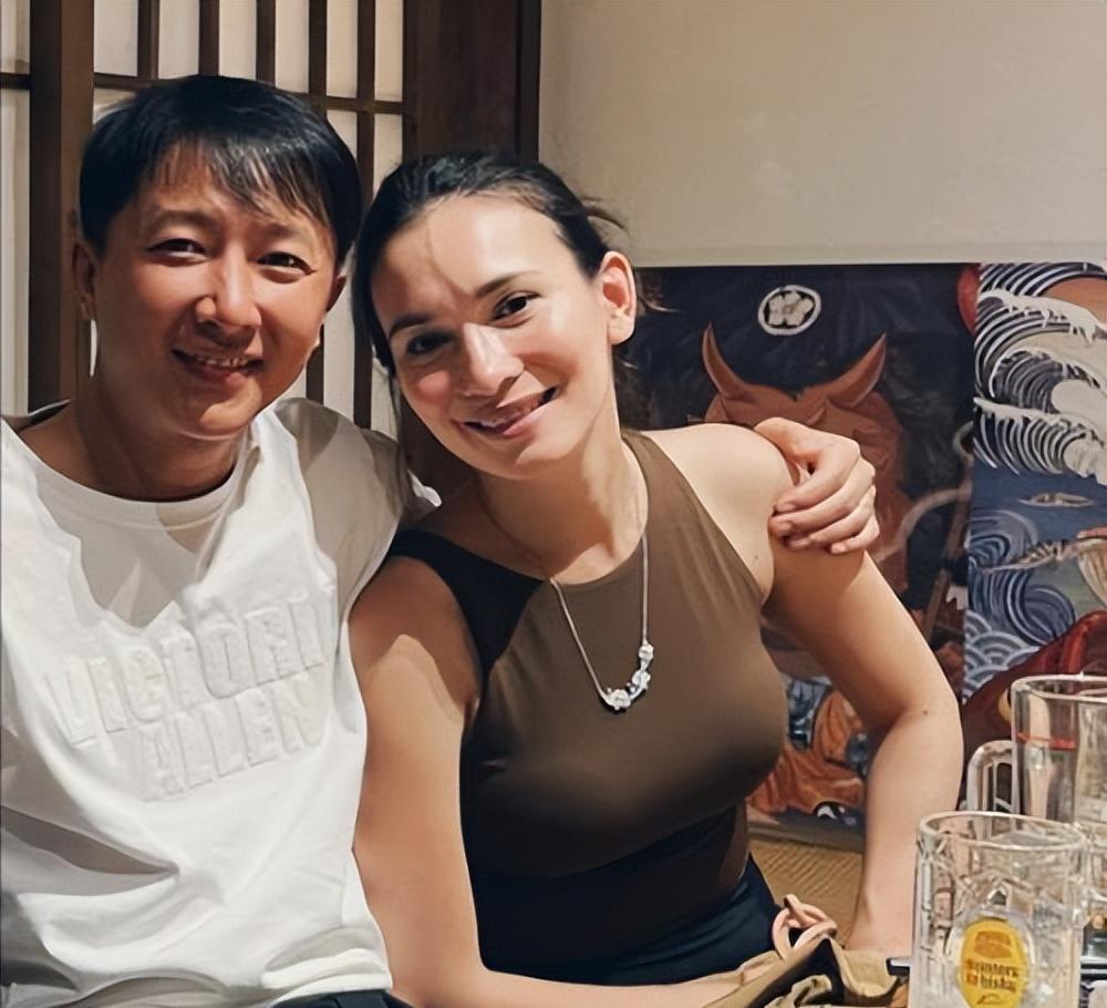 卢靖姗二胎产后首晒美照！腚大腰圆身材丰腴，穿毛衣裙大秀S曲线