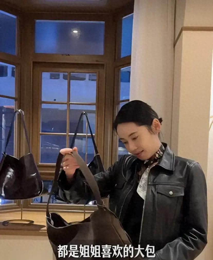 秋瓷炫回韩国扫货，买23件衣服17个包花近百万，有钱后太能买了！