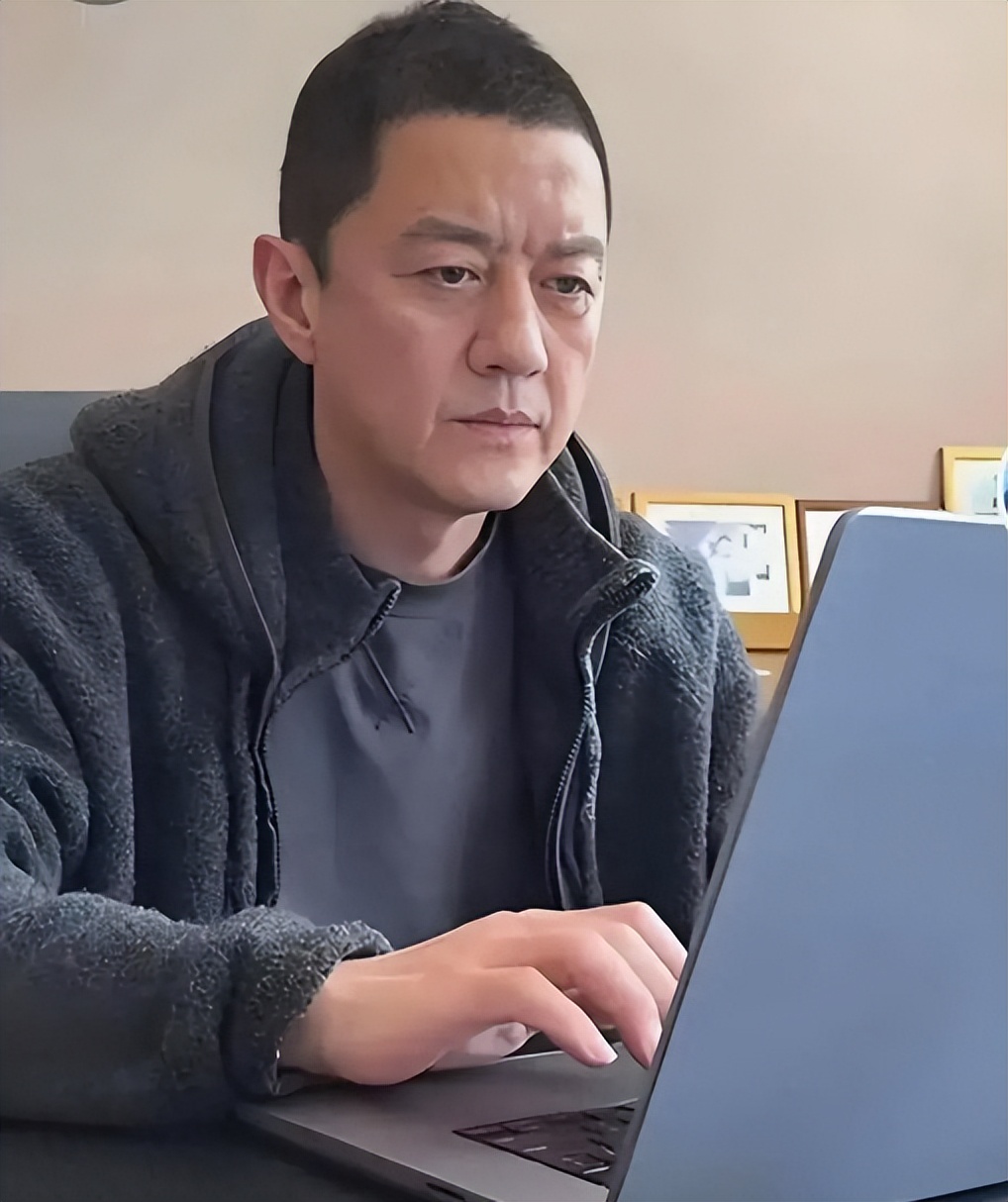 回应再婚才一天，李亚鹏再迎噩耗，事关女儿李嫣，王菲果真没说错