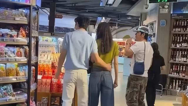 井柏然刘雯被曝秘密领证！近照搂腰逛街甜极，李荣浩又当灯泡抢镜