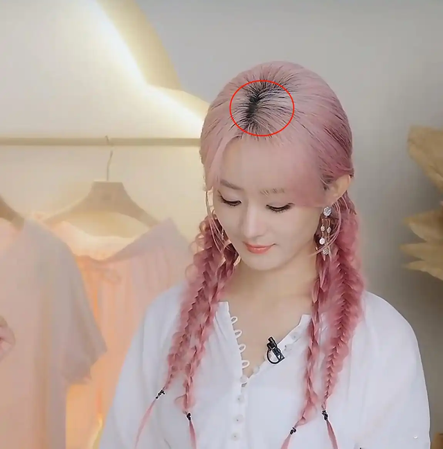 赵丽颖“粉发五五分造型”翻车?直播间频频走神,状态不佳引争议