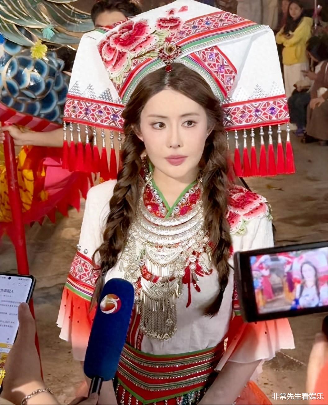 韦雪现身炮龙节,宣传家乡文化,没有直播间精致,像发福的姜贞羽