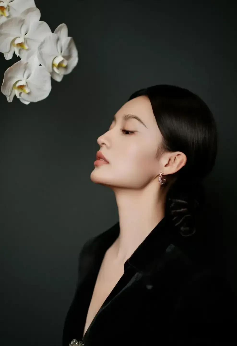 李沁W盛典造型,黑丝绒配花朵镂空设计,中式氛围感绝了