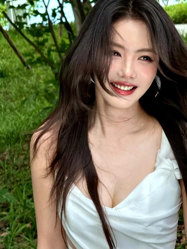 蔡文静，高颜值美女，大波浪曼妙