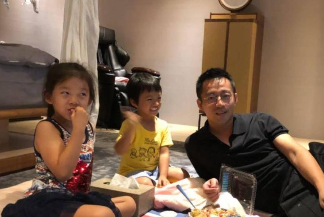 汪小菲携女享用高端法餐，小玥儿造型神似大S引关注