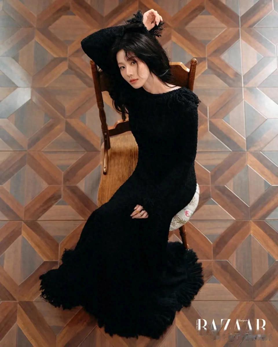 刘诗诗穿黑色喇叭长裙秀细腰 单手托腮五官抗打