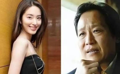 33岁杨采钰孕肚曝光!手扶后腰孕相明显,男友高大帅气陪伴左右