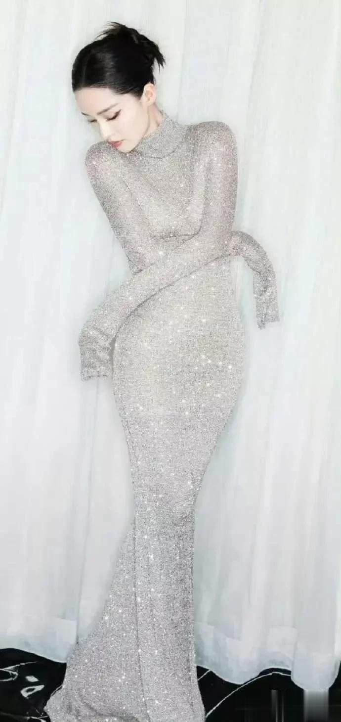 李沁这身造型好绝，三围美到不真实的感觉 ???