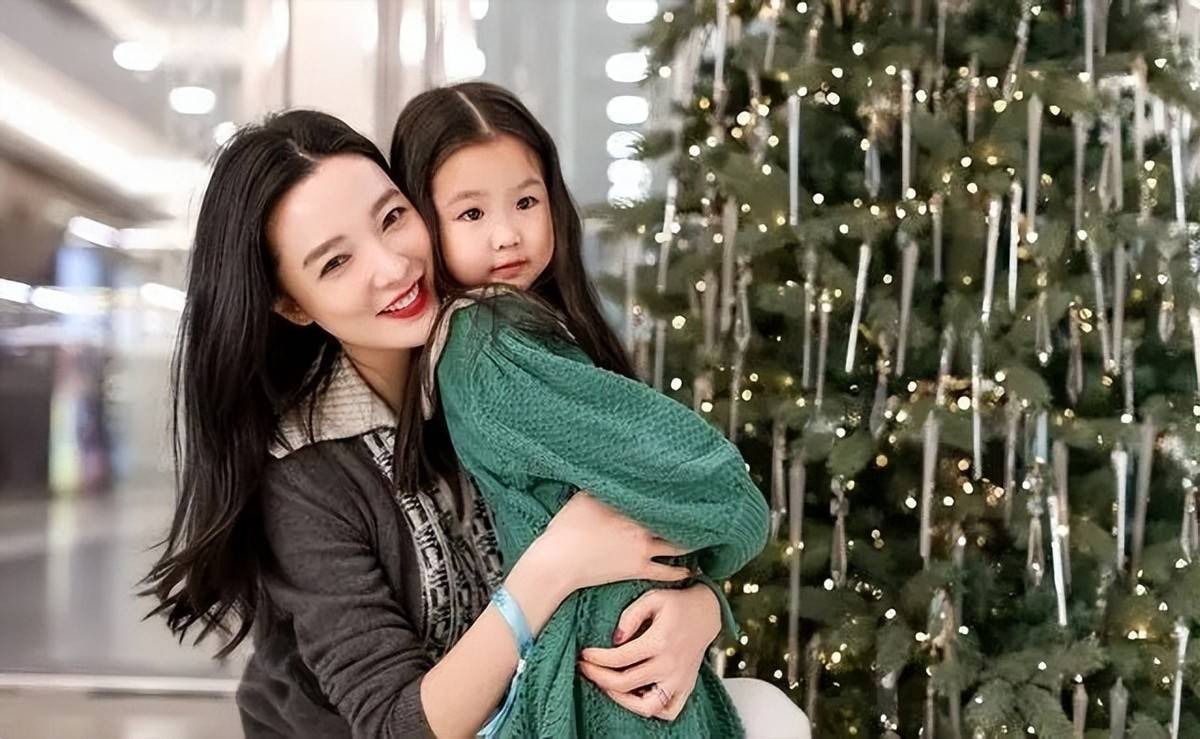 她是王励勤前女友，分手后3年内嫁2富豪，现已生娃，39岁魅力动人