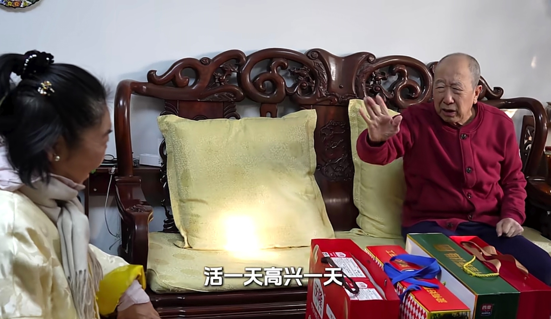 老戏骨雷恪生北京胡同被偶遇,89岁精神十足,老伴很贤惠贴身照顾